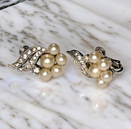 Earrings vintage richelieu 1940s pearl rhinestone  screwback silvertone