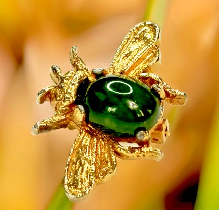 Brooch small bee goldtone with green stone length 0.5 Inches