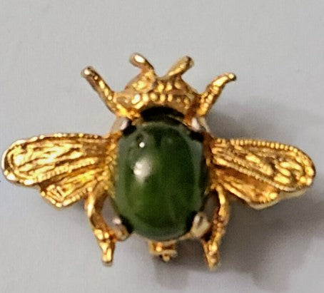 Brooch small bee goldtone with green stone length 0.5 Inches