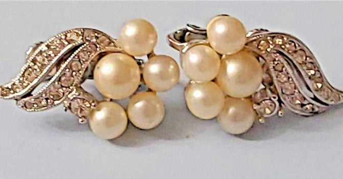 Earrings vintage richelieu 1940s pearl rhinestone  screwback silvertone