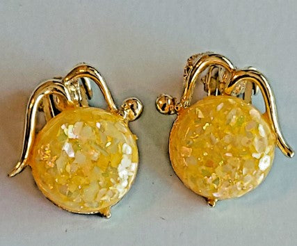 Earrings Vintage clip on round sparkle lucite 1 inch