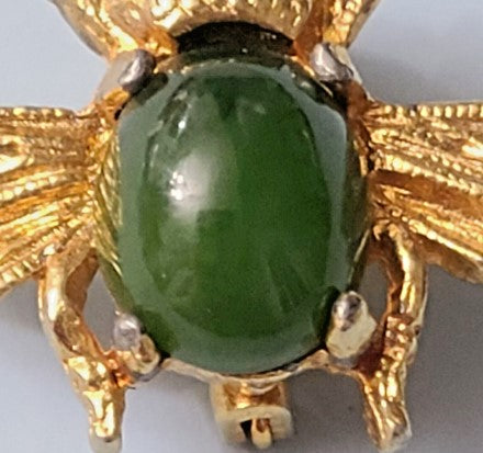 Brooch small bee goldtone with green stone length 0.5 Inches