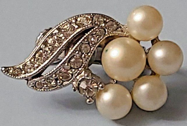 Earrings vintage richelieu 1940s pearl rhinestone  screwback silvertone