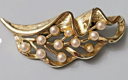 Brooch pearl goldtone  2 inches  vintage