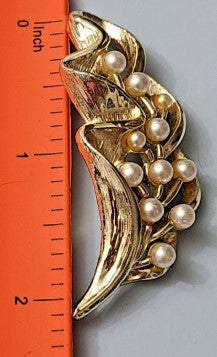 Brooch pearl goldtone  2 inches  vintage