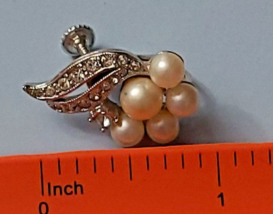 Earrings vintage richelieu 1940s pearl rhinestone  screwback silvertone